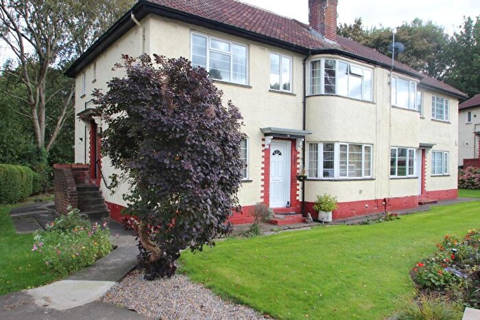 2 Bedroom Flat To Rent In Sandringham Crescent, Leeds, West Yorkshire, LS17