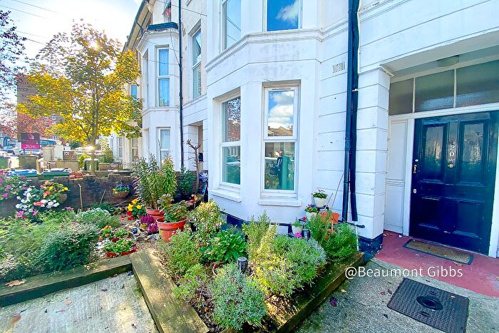 2 Bedroom Flat To Rent In Vicarage Park, Plumstead, London, SE18