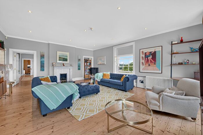 3 Bedroom Flat For Sale In Top Floor Apartment, Purley On Thames, RG8