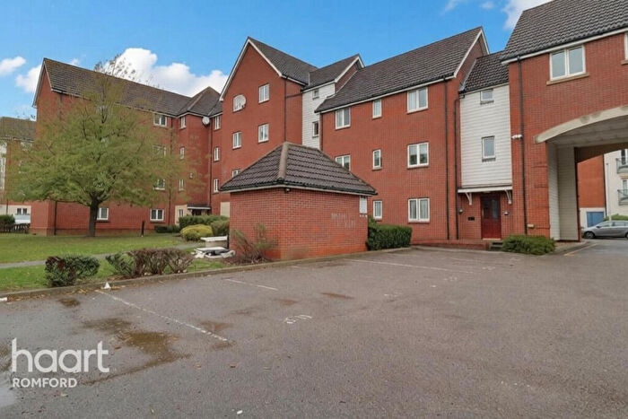 2 Bedroom Flat To Rent In Hevingham Drive, Romford, RM6