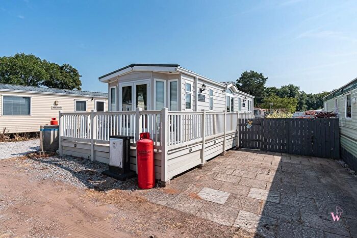 2 Bedroom Mobile/park Home For Sale In Gallowsclough Lane, Oakmere, Northwich, CW8