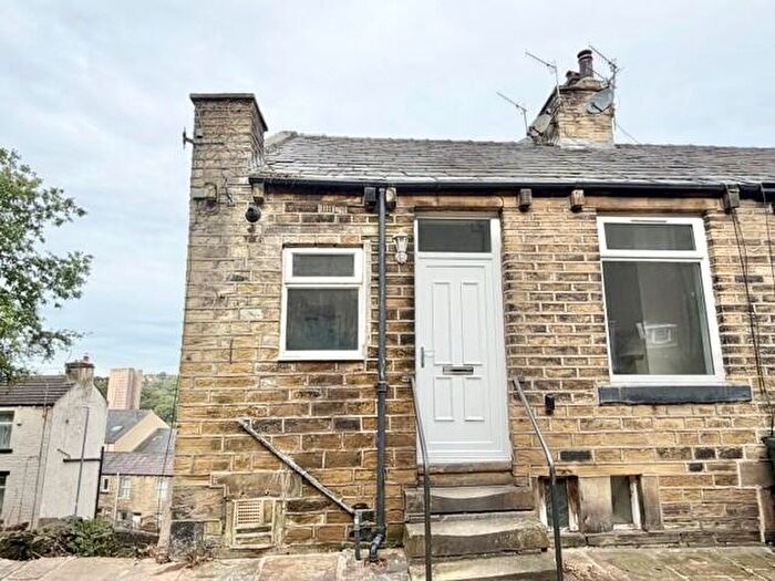 2 Bedroom House To Rent In Bennett Street, Halifax, HX3