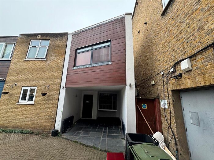 3 Bedroom Detached House To Rent In Sheen Lane, London, SW14