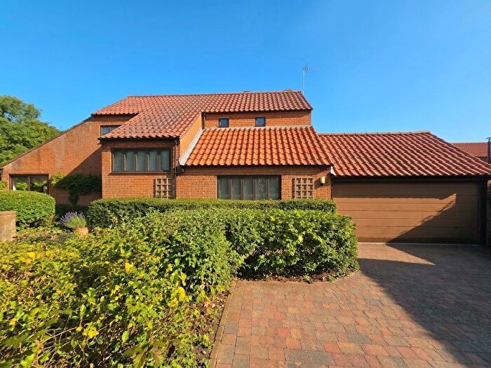 4 Bedroom Detached House For Sale In Kindleton, Great Linford, Milton Keynes, MK14