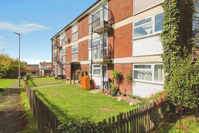 2 Bedroom Flat To Rent In Gate Croft, Hemel Hempstead, Hertfordshire, HP3