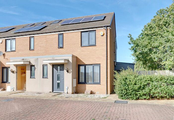 3 Bedroom End Of Terrace House For Sale In Sunliner Way, South Ockendon, RM15