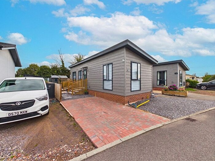 2 Bedroom Mobile/park Home For Sale In Shaft Road, Severn Beach, Bristol, South Gloucestershire, BS35