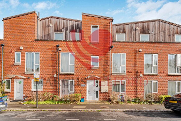 1 Bedroom Flat For Sale In Ivy Road, Hounslow, TW3