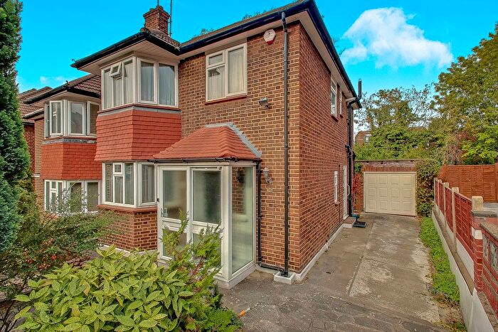 3 Bedroom Property For Sale In Howcroft Crescent, London, N3