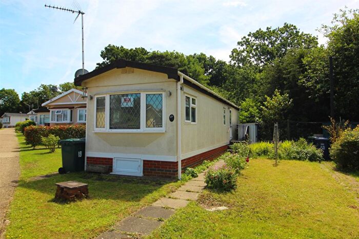 1 Bedroom Mobile/park Home For Sale In Barnet Road, Barnet, EN5