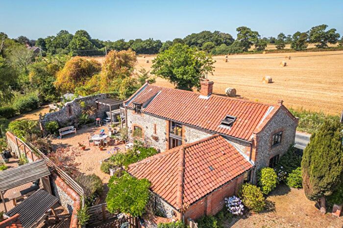 3 Bedroom Barn Conversion For Sale In Characterful Detached Barn Conversion In Roughton, NR11