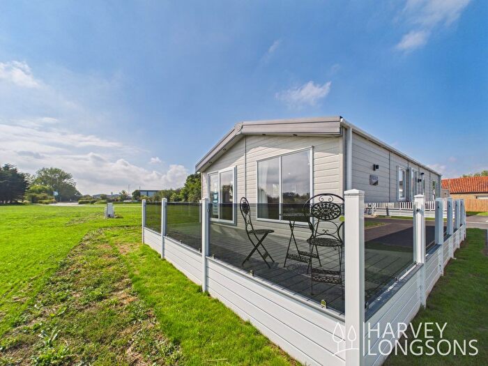 2 Bedroom Lodge For Sale In Arbor Lane, Pakefield, NR33