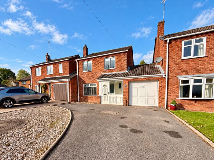 3 Bedroom Link Detached House For Sale In Sandcliffe Road, Midway, DE11