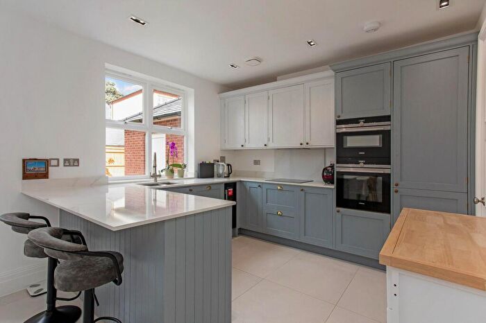 4 Bedroom Semi-Detached House To Rent In Rookery Lane, Barnet, EN4