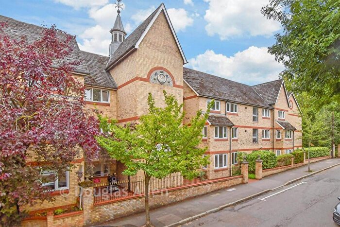 2 Bedroom Flat For Sale In Grange Avenue, Woodford Green, Essex, IG8