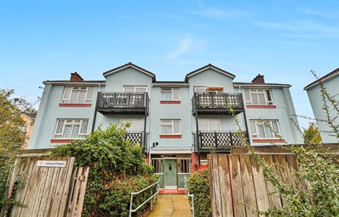 3 Bedroom Flat For Sale In Bromycroft Road, Slough, SL2