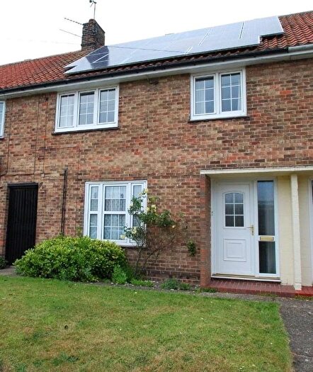 Semi-Detached House To Rent In Meadow Road, Bridlington, East Yorkshire, YO16