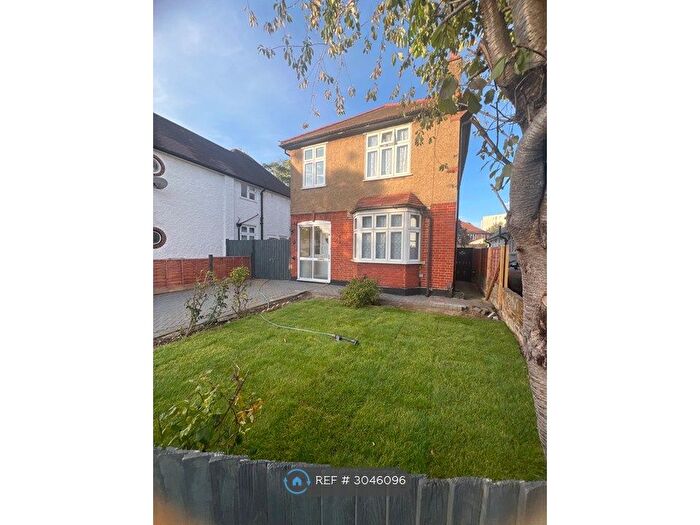 3 Bedroom Flat To Rent In Hounslow, Hounslow, TW3
