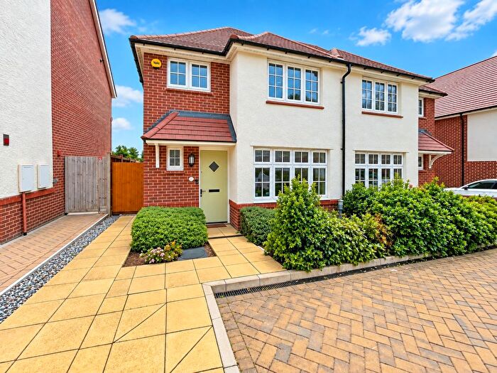 3 Bedroom Semi-Detached House For Sale In Armstrong Road, Luton, Bedfordshire, LU2
