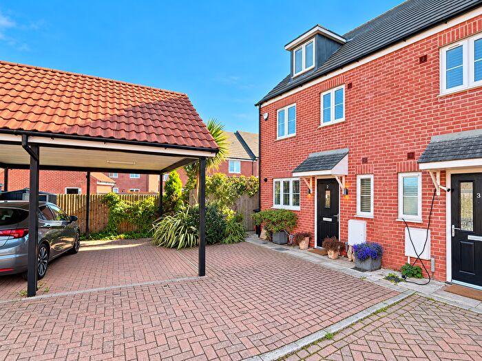 4 Bedroom Semi-Detached House For Sale In Pond View, Burnham On Crouch, CM0