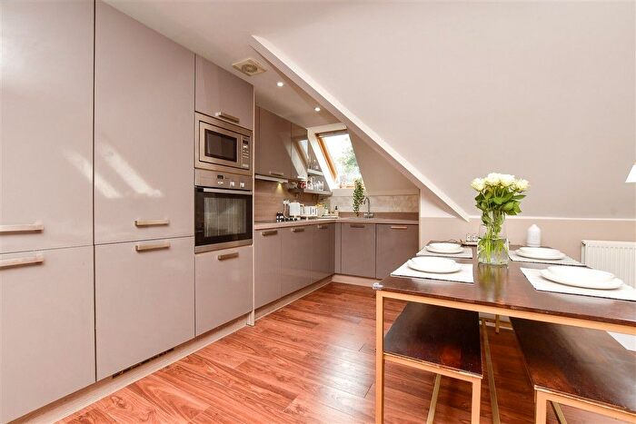 2 Bedroom Flat For Sale In Outwood Lane, Chipstead, Surrey, CR5