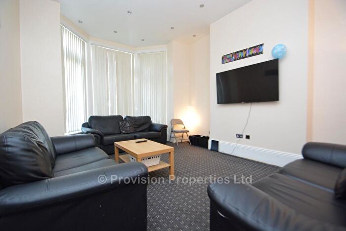 10 Bedroom Terraced House To Rent In Kirkstall Lane, Headingley, Leeds, LS6