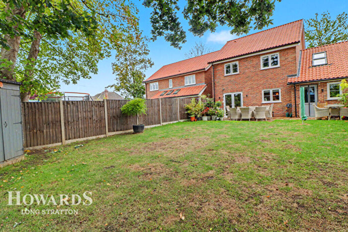 4 Bedroom Link Detached House For Sale In Flowerpot Lane, Long Stratton, NR15
