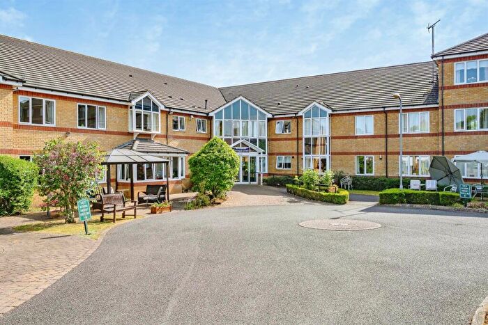 2 Bedroom Flat For Sale In Hancock Drive, Luton, LU2