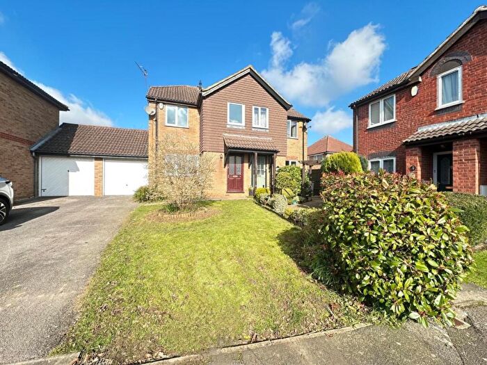3 Bedroom Semi-Detached House To Rent In Temple Close, Luton, Bedfordshire, LU2
