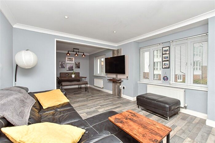 2 Bedroom Flat For Sale In Bluebell Drive, Sittingbourne, Kent, ME10