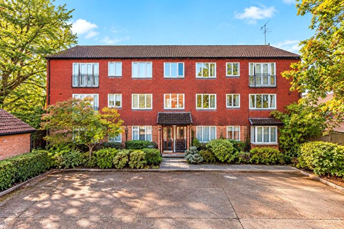 2 Bedroom Flat For Sale In Woking, Surrey, GU21
