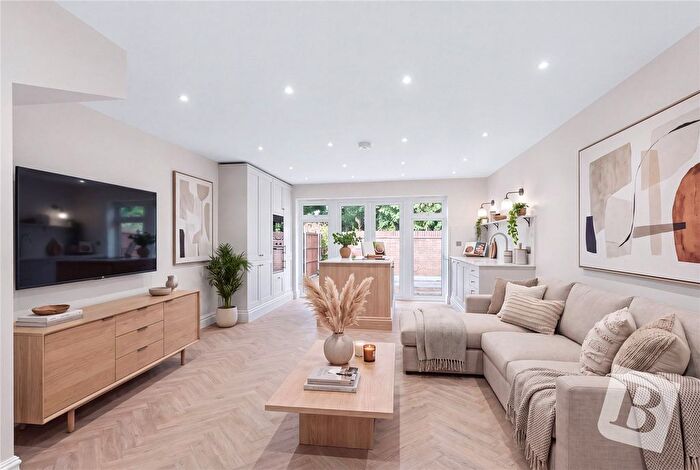 2 Bedroom End Of Terrace House For Sale In Highview Gardens, Upminster, RM14