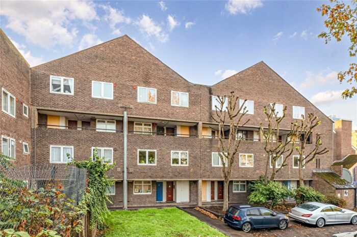 2 Bedroom Maisonette For Sale In Rounton Road, Bow, London, E3