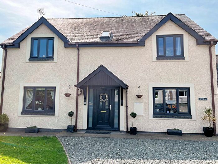 4 Bedroom Link Detached House For Sale In Bryncrug, LL36