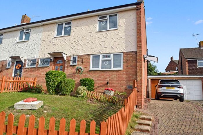 3 Bedroom Semi-Detached House For Sale In Hazel Grove, Wayfield, Chatham, ME5
