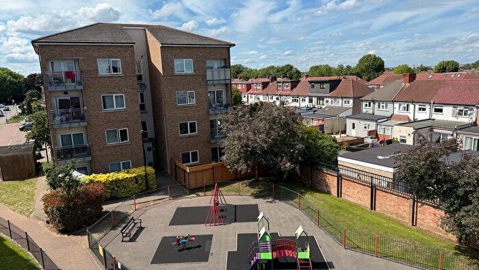 3 Bedroom Flat To Rent In Convent Way, Southall, UB2