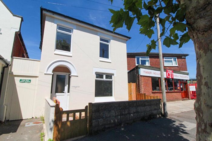 3 Bedroom Detached House For Sale In Stour Road, Christchurch, BH23
