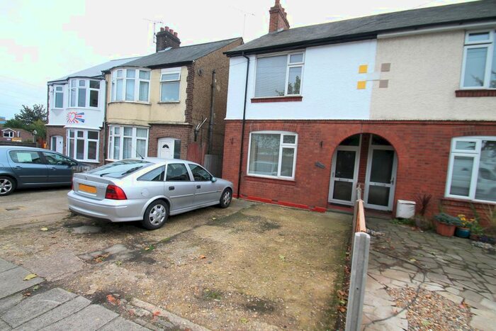 3 Bedroom Semi-Detached House To Rent In Dunstable Road, Luton, LU4