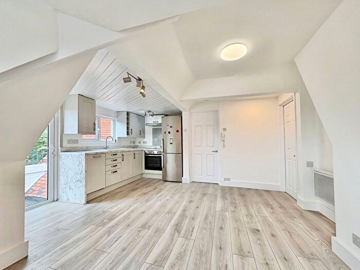 1 Bedroom Flat For Sale In Frimley Road, Camberley, Surrey, GU15