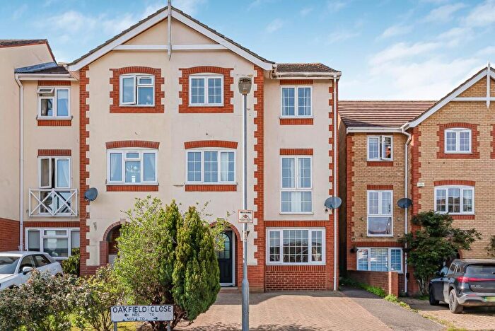 4 Bedroom End Of Terrace House To Rent In Oakfield Close, Potters Bar, EN6