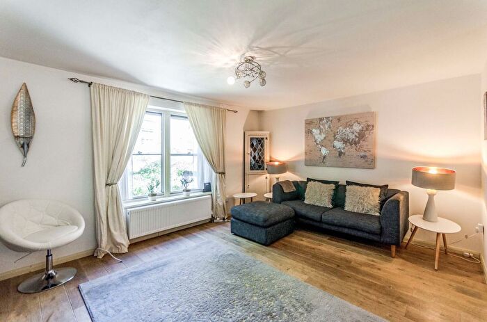 3 Bedroom Flat To Rent In Baldwin Gardens, Holborn, London, EC1N