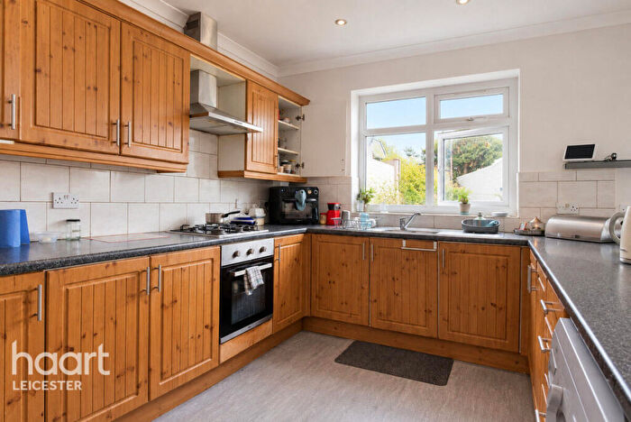 3 Bedroom Semi-Detached House For Sale In Staveley Road, Leicester, LE5
