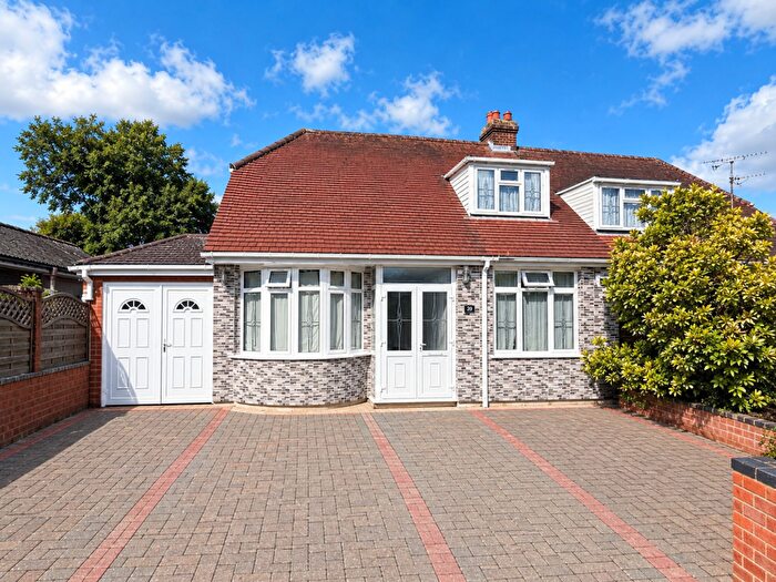 3 Bedroom Semi-Detached House For Sale In Overstone Road, Luton, LU4