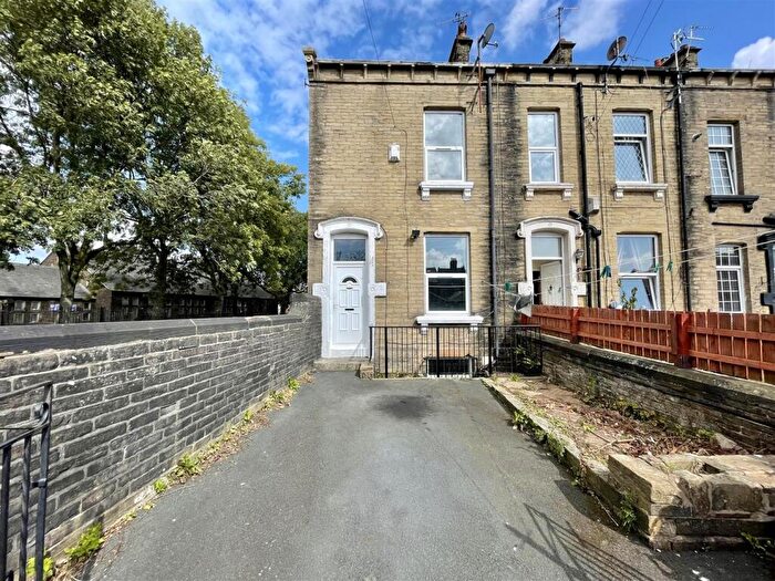 2 Bedroom End Of Terrace House For Sale In Vine Terrace West, Bradford, BD8
