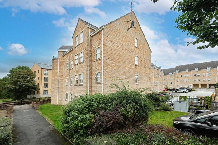2 Bedroom Flat For Sale In Waters Walk, Bradford, West Yorkshire, BD10