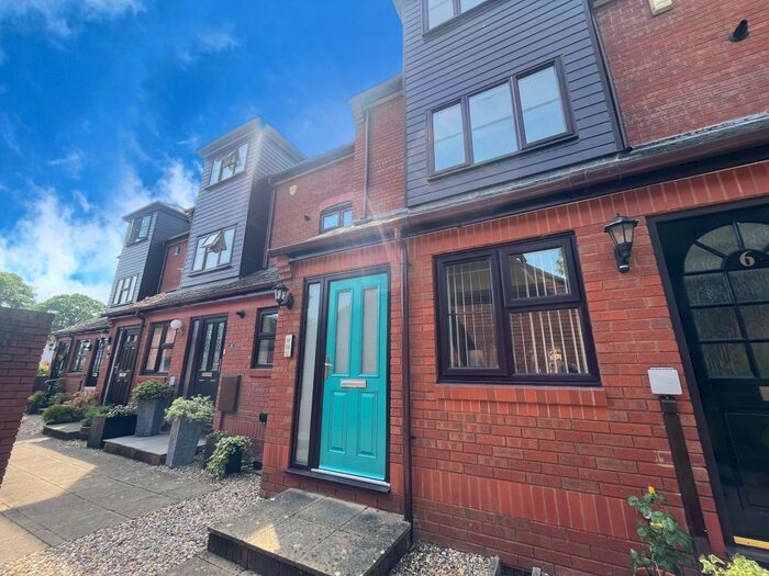 3 Bedroom Flat To Rent In Pitts Court, Old Mill Close, Exeter, EX2