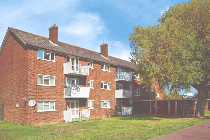 3 Bedroom Flat For Sale In Kingston Hill Avenue, Romford, RM6