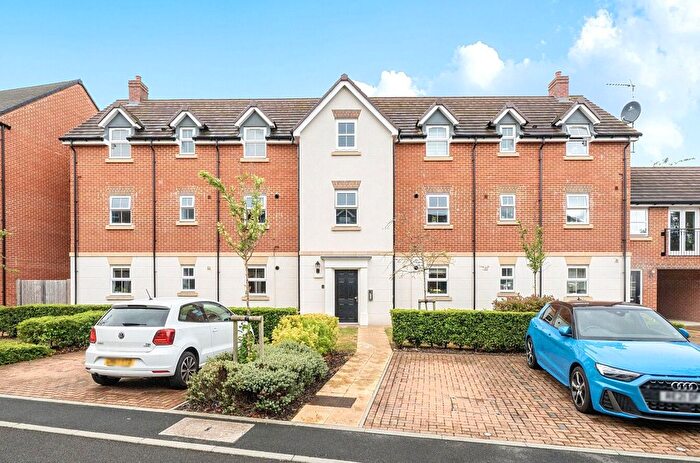2 Bedroom Flat For Sale In Hutton Close, Newbury, Berkshire, RG14