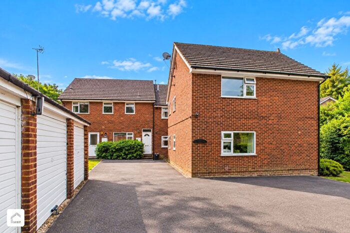 2 Bedroom Flat For Sale In Horsham Road, Dorking, Surrey, RH4