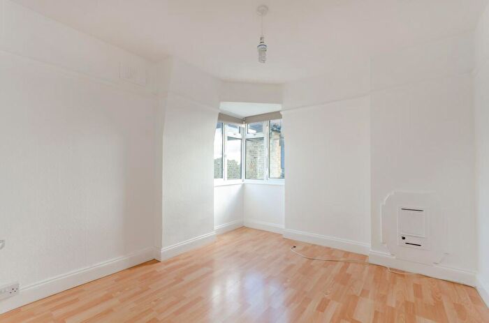 2 Bedroom Flat For Sale In Lime Court, Cambridge Road, Kingston Upon Thames, KT1